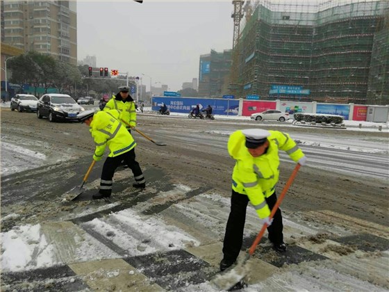 交警鏟雪