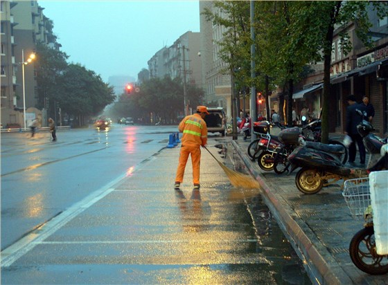 圣倍諾電動(dòng)駕駛式掃地車，城市清潔的“守護(hù)者”