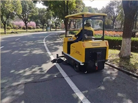 公園景區一定要配備清掃車