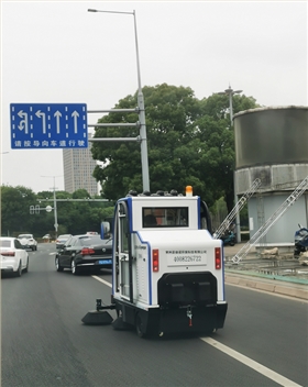 2000A電動掃地車走進常州市政府