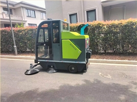 駕駛式掃地車