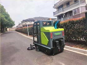 電動駕駛式掃地車：廠區清掃新利器