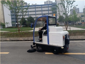 學校使用掃地車，應該如何選擇呢？