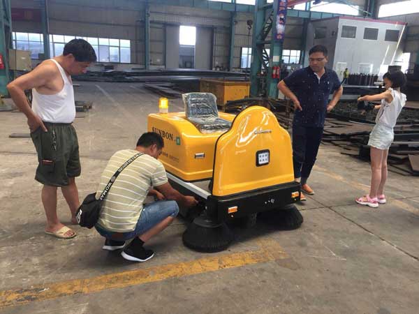 小型車間掃地機(jī)順利交付江蘇金安鋼構(gòu)