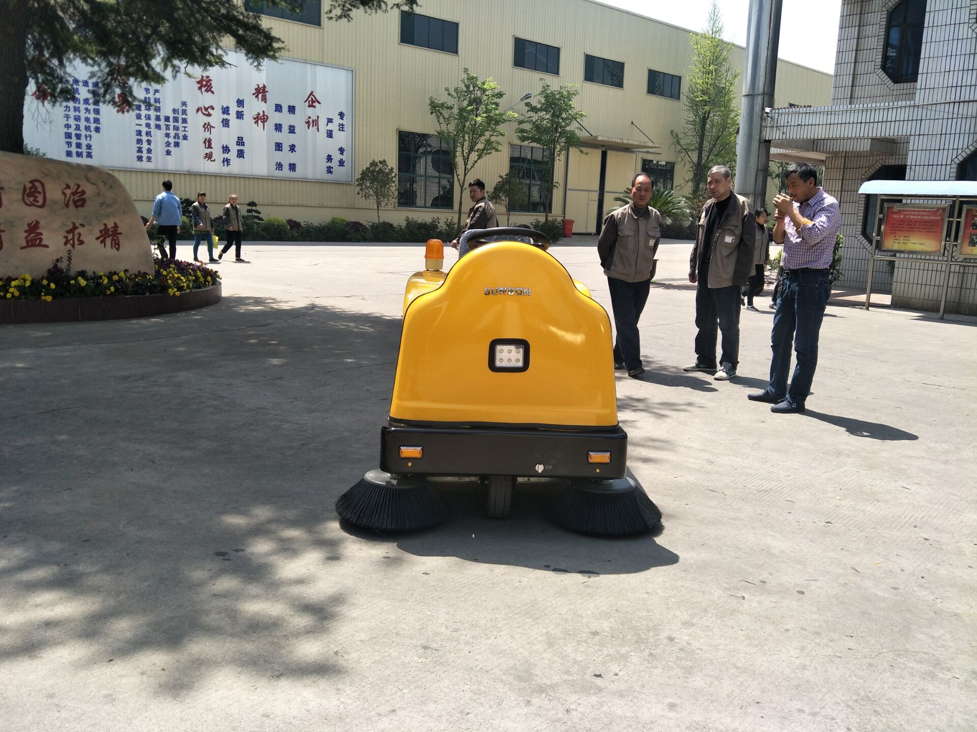 工業(yè)掃地車給工廠帶來哪些好處