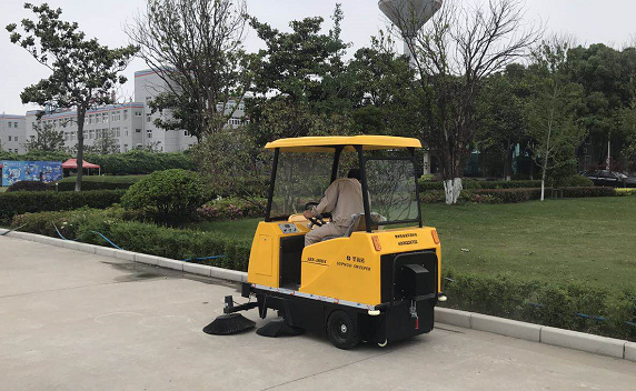 適合公園落葉清掃的電動掃地車