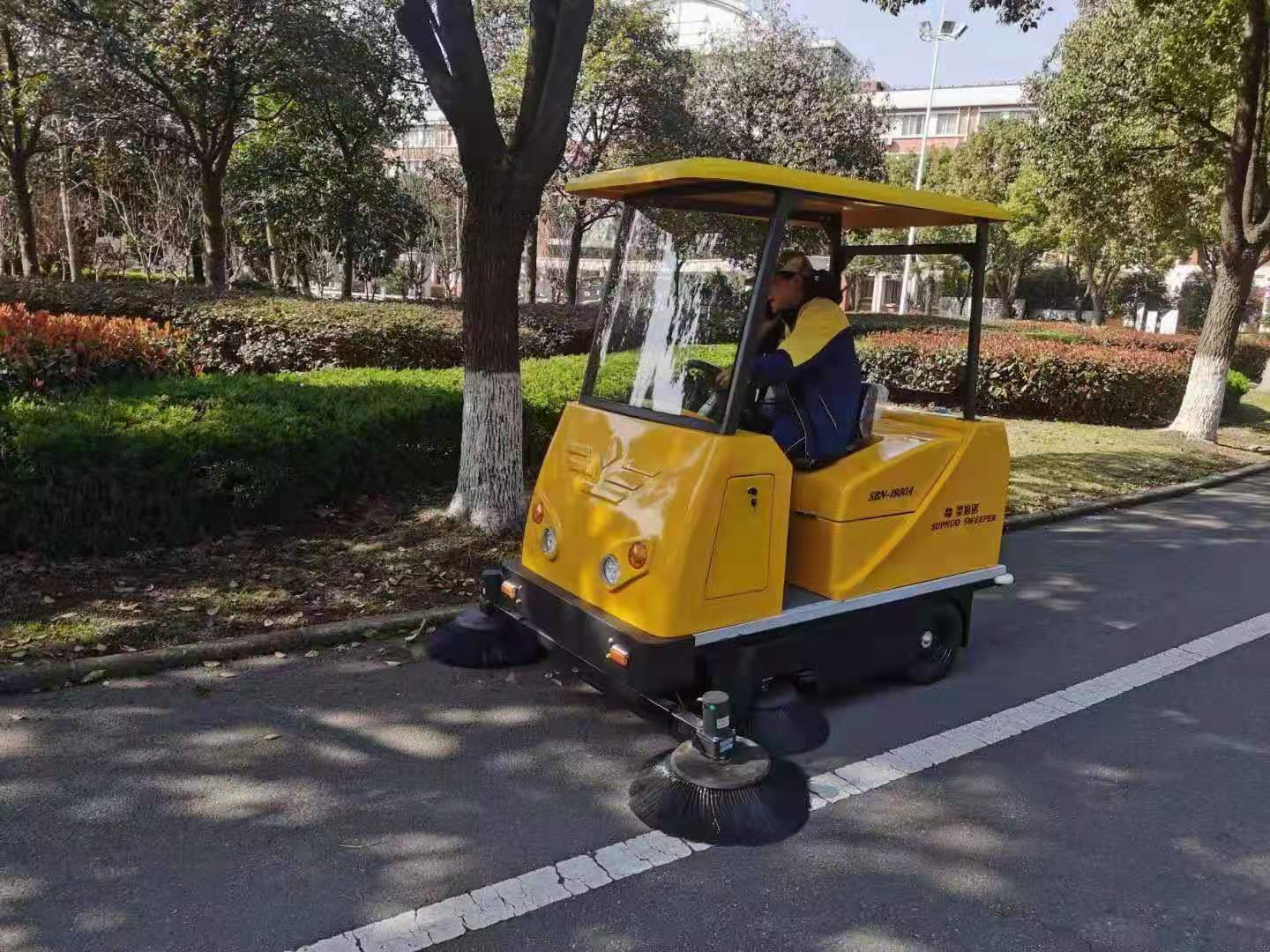 1800A半封閉掃地車進駐常州三河口高中