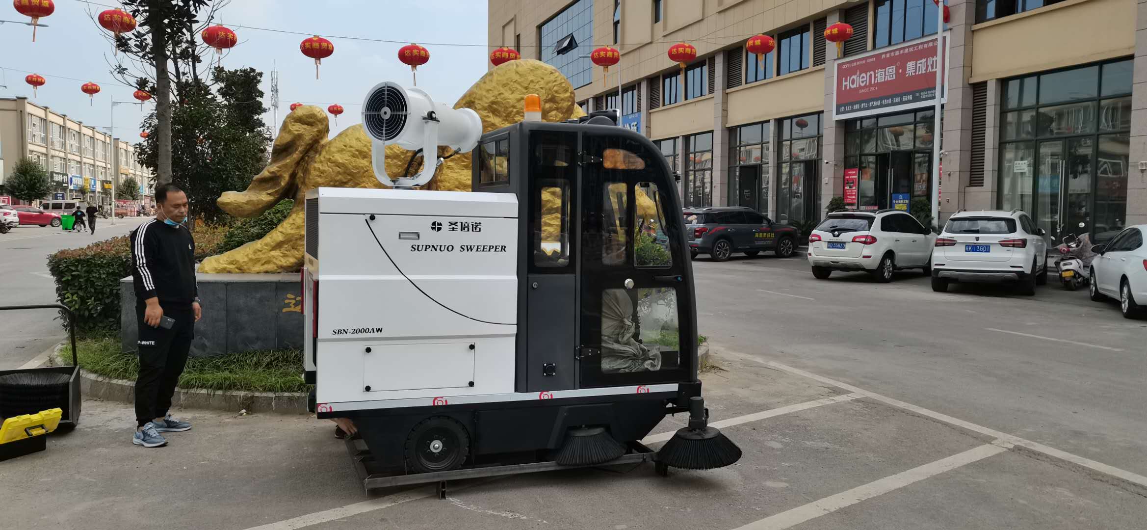 電動掃地機助力農(nóng)村街道保潔