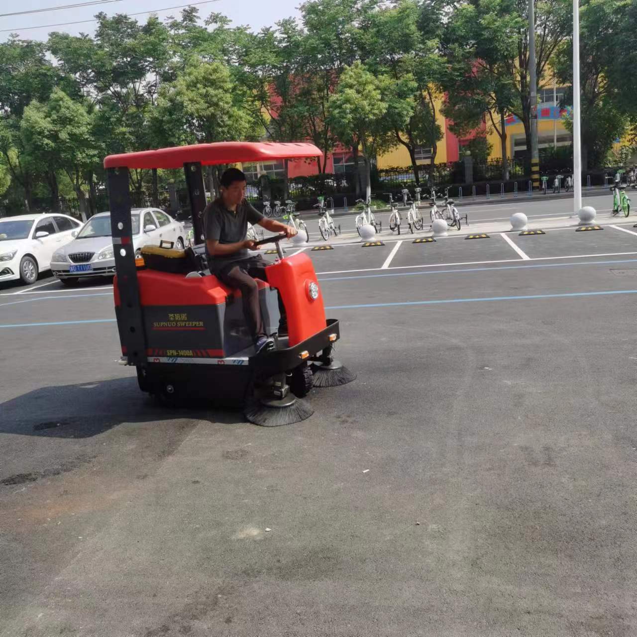 不同類型的電動(dòng)掃地機(jī)各有各的優(yōu)勢(shì)