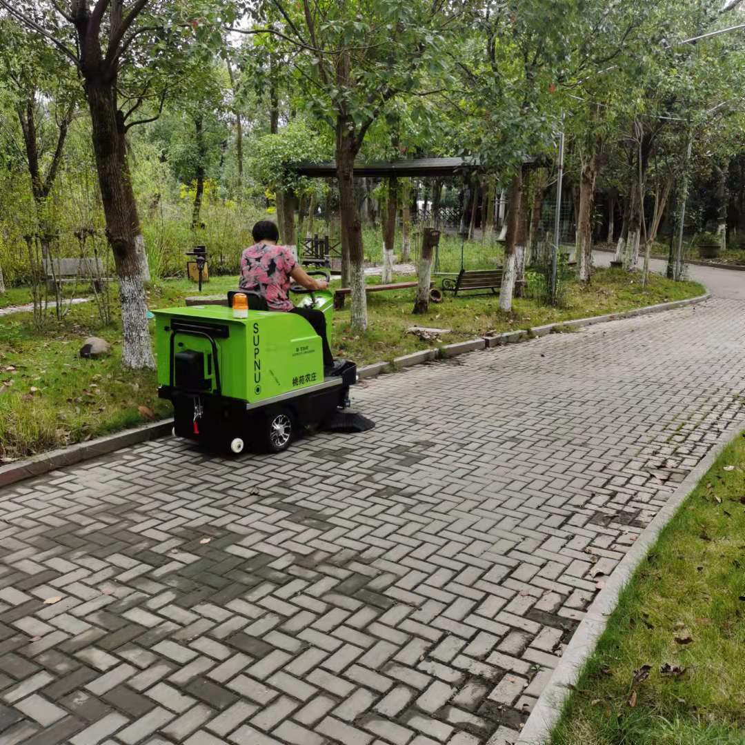 現(xiàn)在電動掃地車給清潔工帶來了很多便利