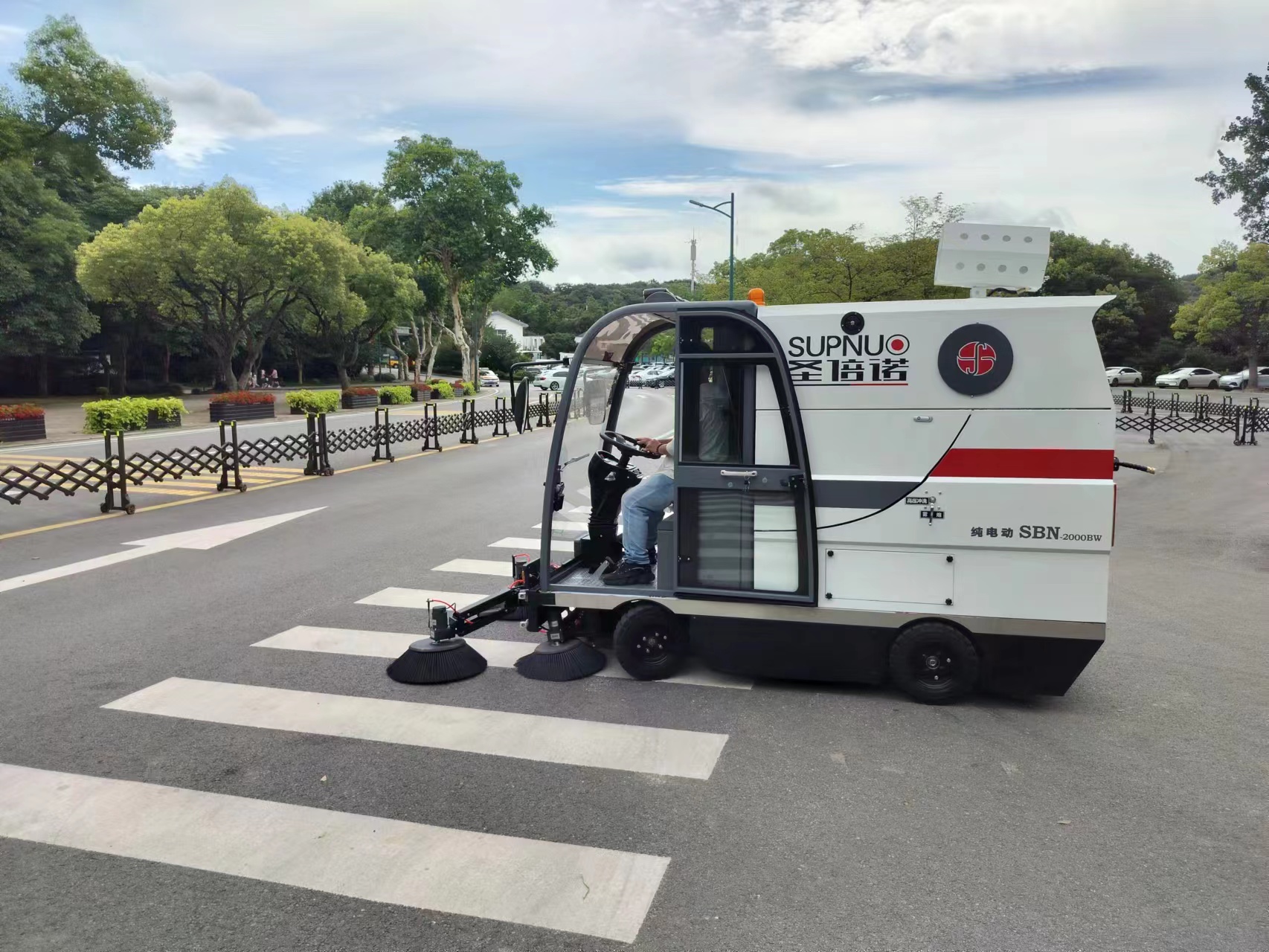 駕駛式小型電動掃地車集吸塵、灑水于一體，操作簡單