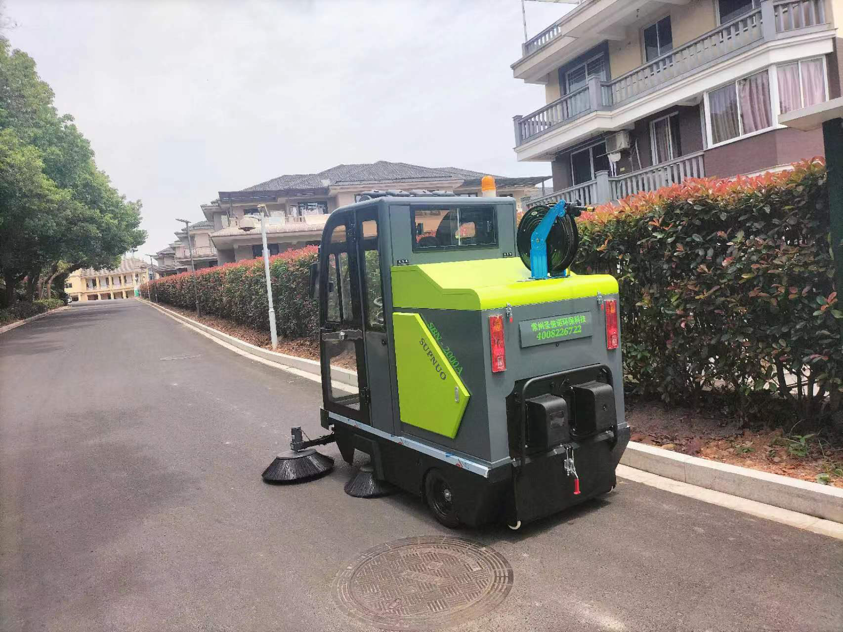 電動駕駛式掃地車：廠區清掃新利器